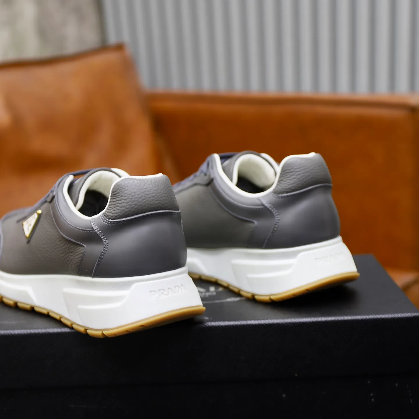 Factory price: 740💰Top original order Brand: PRADA (Prada) Standard code: Men's size 38/44 (45 can be customized) Grade: Same as the official website Material: Original cowhide stitching imported cowhide lining Original combination two-color wear-resistant soft outsole Style category: Leisure and sports version Young fashion European and American trend British style Color: Real picture color